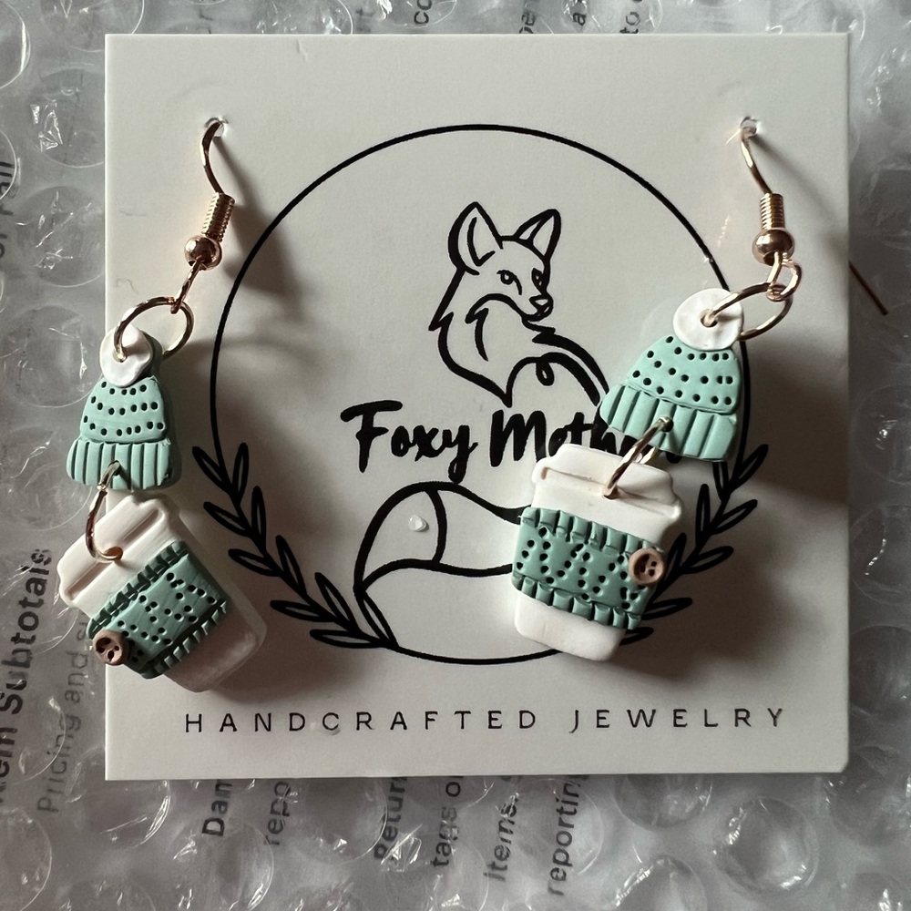 Cozy sweater and beanie earrings - Picture 2 of 3